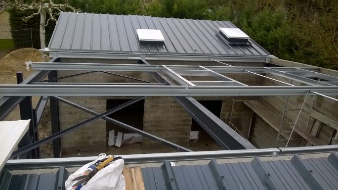 pose d'une charpente métallique avec couverture panneaux sandwich